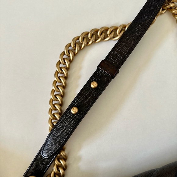 CHANEL BOY CHEVRON CAVIAR 🖤 - Picture 4 of 15